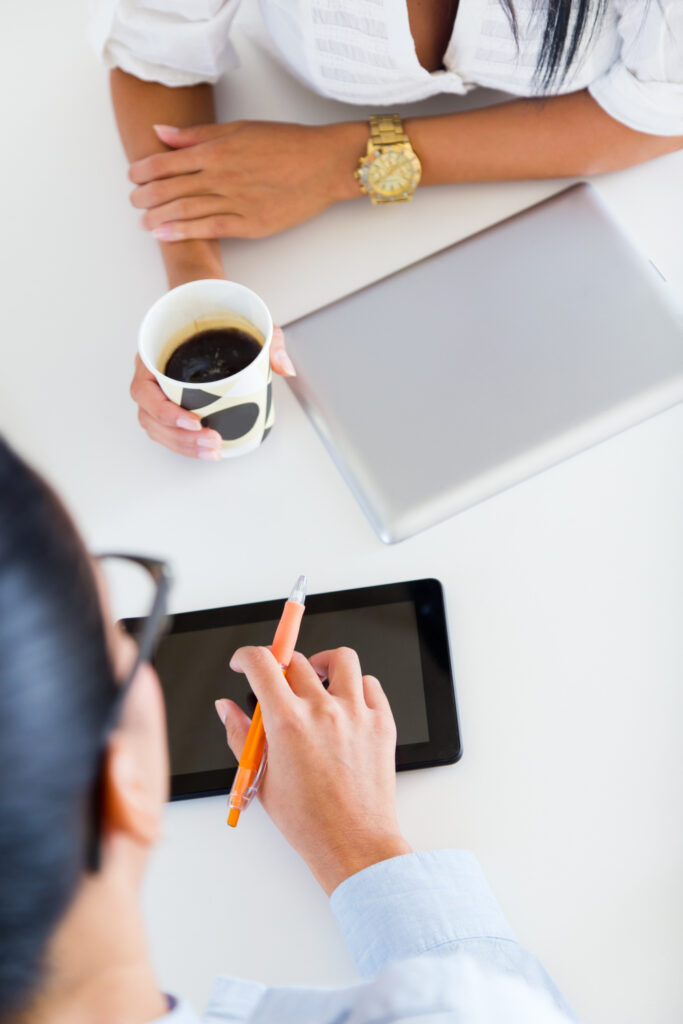 deux personnes travaillent avec tablette
