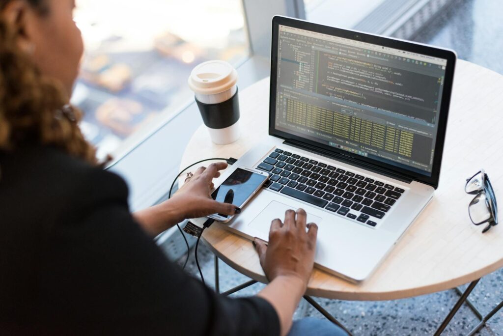 ordinateur portable avec un café