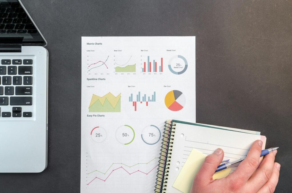 Vue aérienne d'un bureau d'affaires avec des tableaux et un ordinateur portable, idéal pour les concepts d'analyse de données.